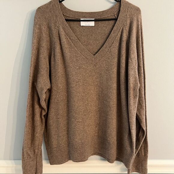 EUC Old Navy Women's V-Neck Sweater / Tan / Size Large - Picture 1 of 7